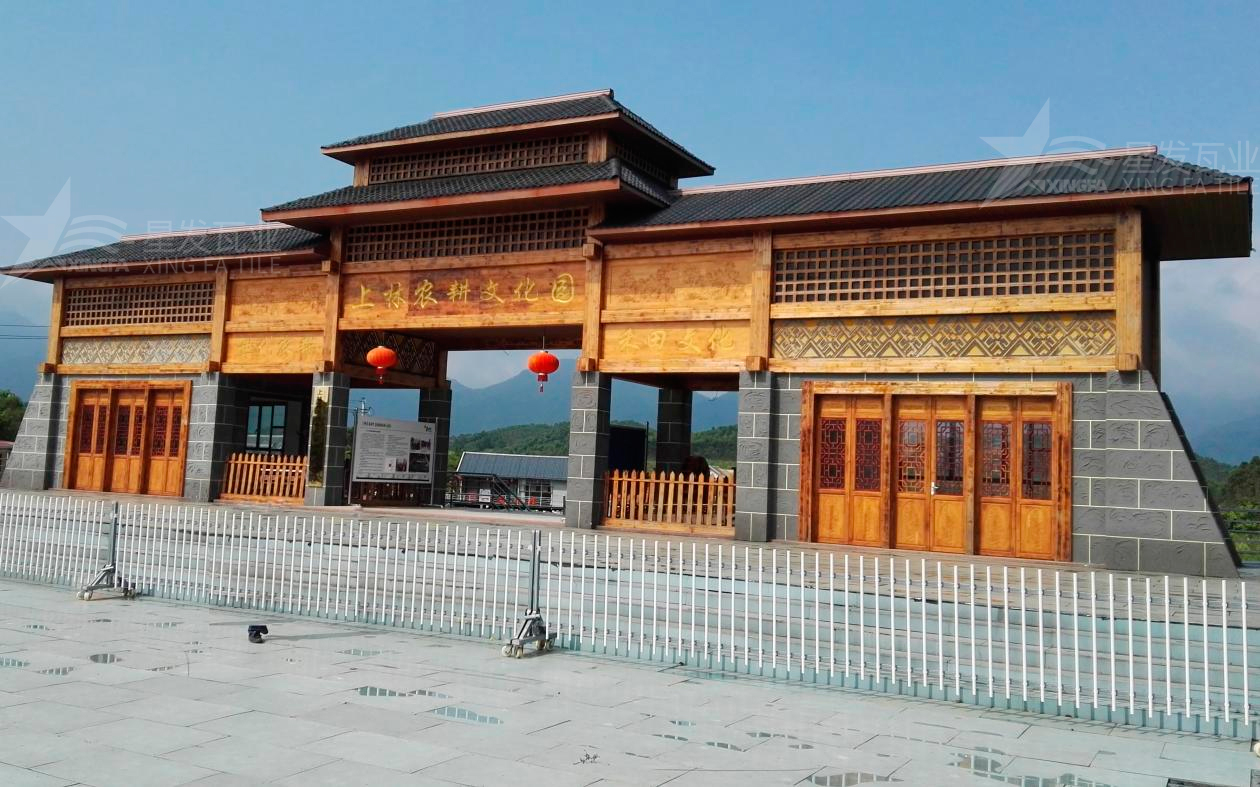 合成樹(shù)脂瓦為旅游景點(diǎn)增添了色彩與生機，集美觀(guān)與實(shí)用于一身！